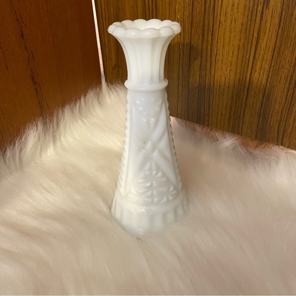 🛍️3/$30 Vintage Milk glass small decorative flower vase